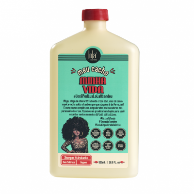 Frasco de shampoo hidratante Lola Cosmetics com rótulo azul turquesa e tampa vermelha