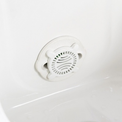 Dreno de esgoto branco embutido numa superfície branca