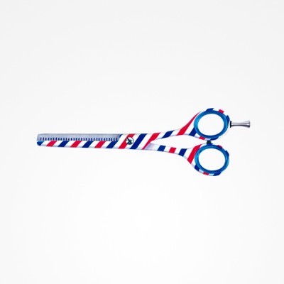 Tesoura com padrão listrado vermelho, branco e azul em fundo branco