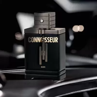 Frasco de perfume masculino preto e cinza com texto dourado CONNOISSEUR MAN