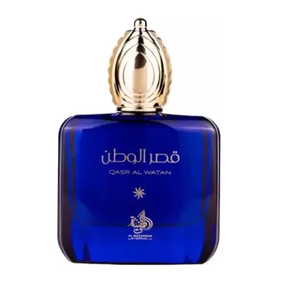 Frasco de perfume azul escuro com tampa dourada e texto dourado QASR AL WATAN