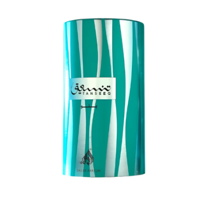 Embalagem azul e branca para perfume com texto TANSEEQ e caracteres árabes