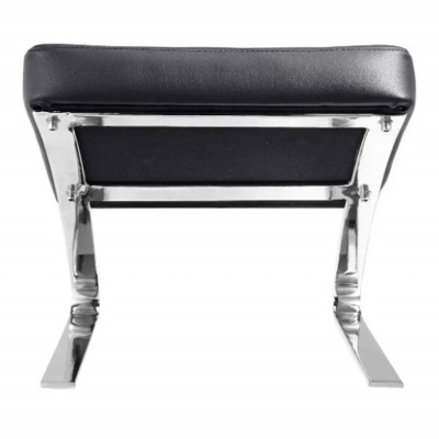 Banco com estrutura metálica cromada e assento em couro preto