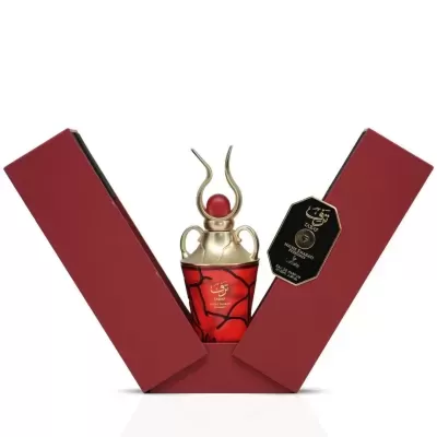 Frasco de perfume vermelho e dourado com embalagem vermelha em V