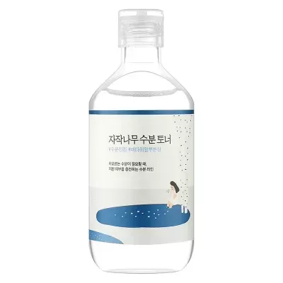Frasco plástico com líquido, rótulo branco com texto coreano e ilustração azul