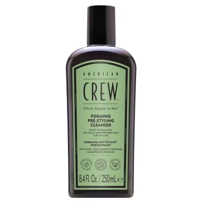 Frasco preto de American Crew Forming Pre-Styling Cleanser com etiqueta verde