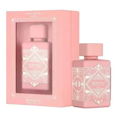 Frasco e embalagem de perfume rosa com rótulo decorativo e texto em árabe e inglês