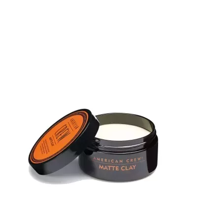 Frasco preto aberto de cera para cabelo American Crew Matte Clay com rótulo laranja