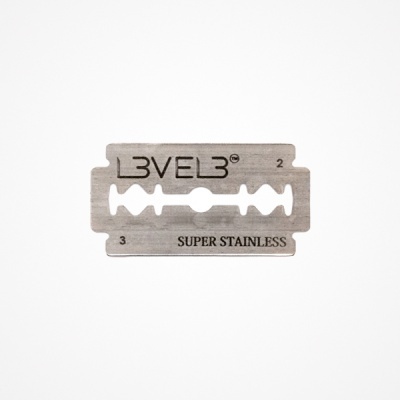 Lâmina de barbear metálica prateada com texto BVEB e SUPER STAINLESS em fundo branco