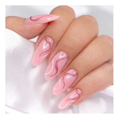 Unhas compridas com verniz rosa e linhas onduladas em glitter
