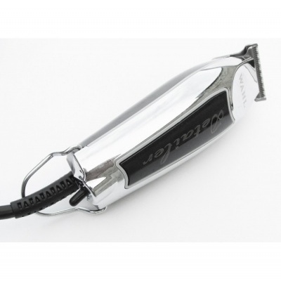 Máquina de cortar cabelo Wahl cromada e preta