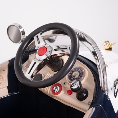 Painel de controlo e volante de carro em branco, azul e bege com detalhes cromados