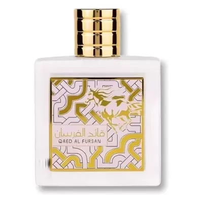 Frasco de perfume branco com tampa dourada e etiqueta com padrão geométrico e cavalo dourado