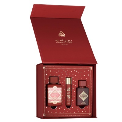 Conjunto de perfume Badee Al Oud Sublime em caixa vermelha aberta