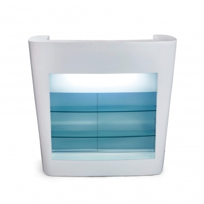 Móvel branco moderno com prateleiras azuis e iluminação LED