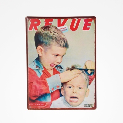 Capa da revista Revue com imagem de duas crianças e texto vermelho e azul