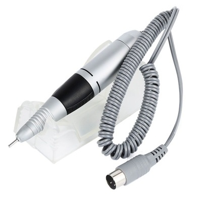 Caneta elétrica cinzenta e preta com cabo espiral e conector circular