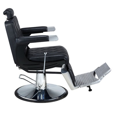 Cadeira de barbeiro preta com base metálica cromada e apoio para os pés