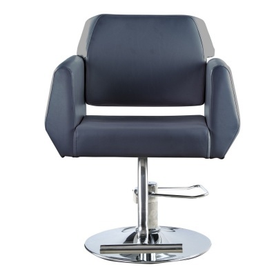 cadeira de barbeiro preta com base cromada e apoio para os pés