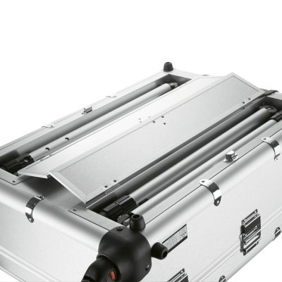 Case metálico prateado aberto mostrando partes internas e fechos