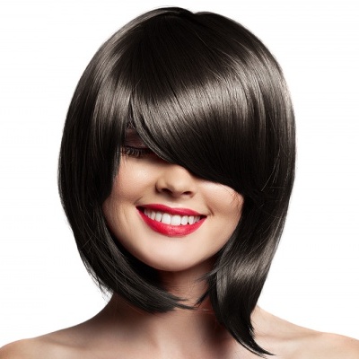 Mulher com cabelo castanho escuro curto com franja cobrindo os olhos e lábios vermelhos a sorrir