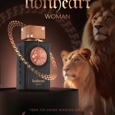 Frasco de perfume lionheart WOMAN preto e rose gold com leões ao fundo.