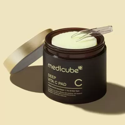 Frasco aberto com discos de algodão e pinça para pele Medicube