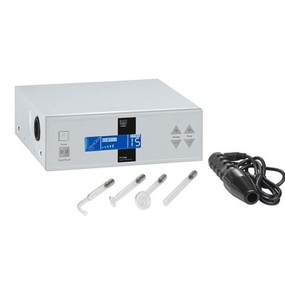 Aparelho electrónico branco com acessórios transparentes e cabo preto.