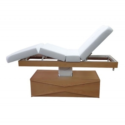 Cama de massagem branca com estrutura e base de madeira