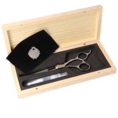 Estojo de madeira com tesoura, pincel e pano