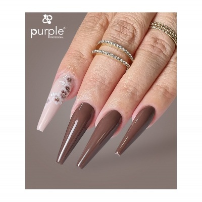 Unhas castanhas brilhantes e decoradas com flores, anéis dourados