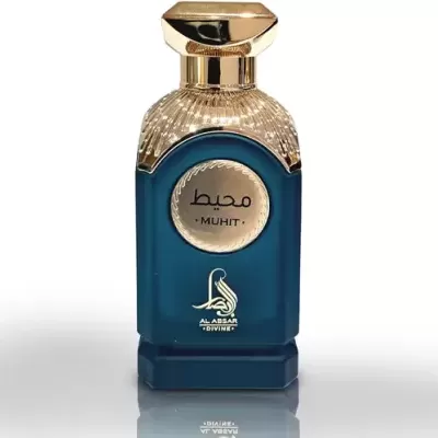 Frasco de perfume azul escuro com tampa dourada e rótulo com texto árabe e MUHIT