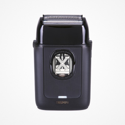 Aparelho de barbear elétrico preto com visor central e texto Triumph