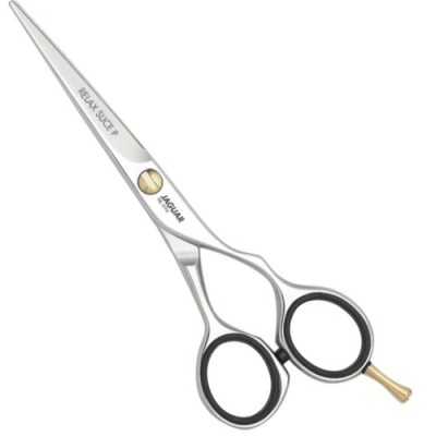Tesoura de cabelo metálica prateada com anéis pretos e parafuso dourado