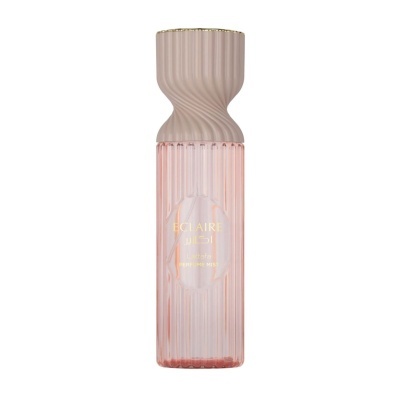 Frasco de perfume rosa com tampa rosa texturada e detalhes dourados
