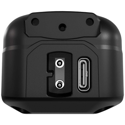 Parte traseira de dispositivo eletrônico preto com porta USB-C e suporte metálico