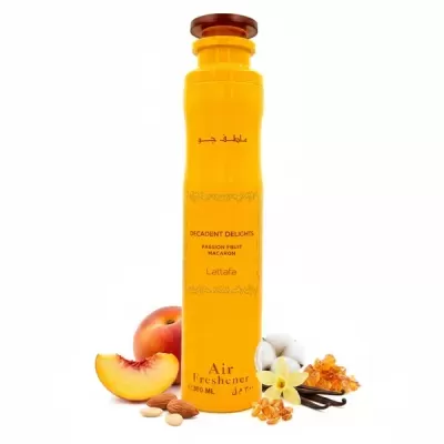 Frasco amarelo de ambientador Lattafa com frutas e especiarias à volta
