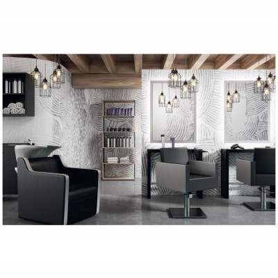 Salão de cabeleireiro com cadeiras pretas, espelhos, luminárias suspensas e paredes texturizadas