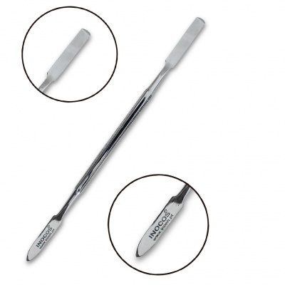 Espátula metálica prateada para unhas com inscrição INCOCOS NAIL COUTURE