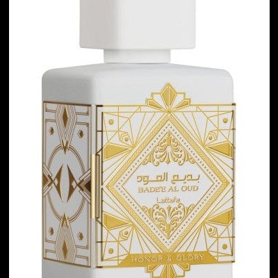 Frasco de perfume branco com decoração dourada e texto Lattafa Badee Al Oud