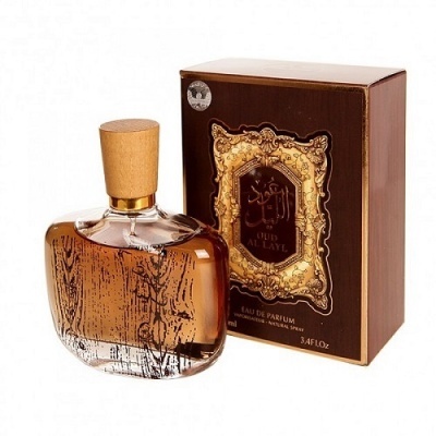 Frasco de perfume âmbar com tampa de madeira ao lado de caixa castanha e dourada