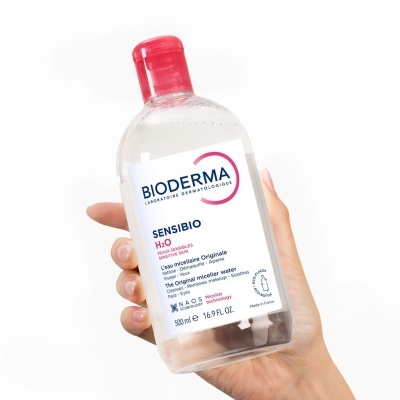 Frasco de água micelar Bioderma Sensibio H2O com tampa vermelha