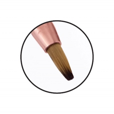 Pincel com cabo cor de rosa e cerdas castanhas em fundo branco