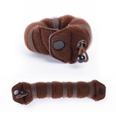 Produto para cabelo em tecido castanho com botão e elástico com conta