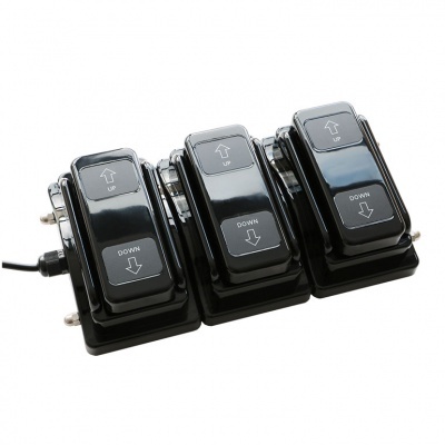 Pedal triplo preto com botões Up e Down e setas brancas.