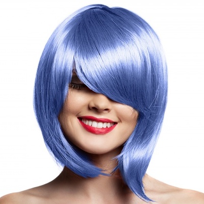 Mulher a usar peruca azul claro com franja, sorrindo