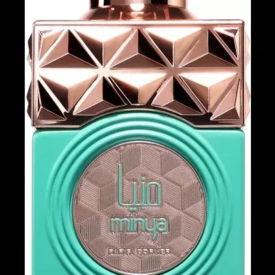 Frasco de perfume verde água com tampa rosa dourado texturizada e etiqueta cinza com texto