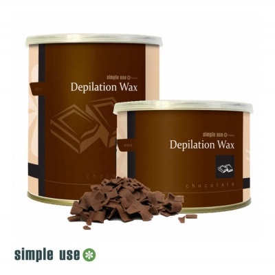 Dois frascos de cera depilatória simples uso castanha com pedaços de chocolate à frente