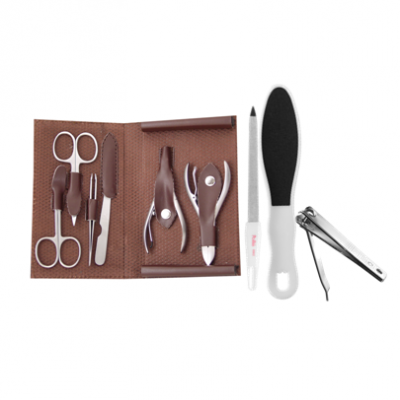 Conjunto de manicure e pedicure em estojo castanho com ferramentas sobre fundo branco