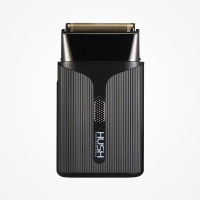 Aparelho de barbear elétrico preto com grade dourada e textura riscada